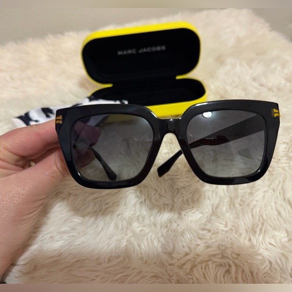Marc Jacobs Black Sunglasses with Yellow Case - Picture 4 of 6